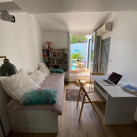 Pres Gare Et Bed & Breakfast